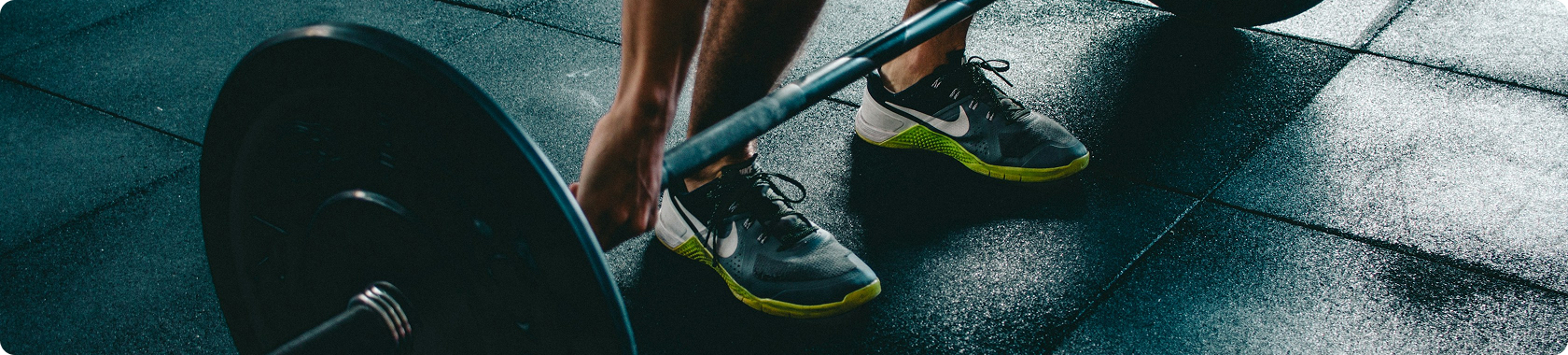 Treino com barra e anilhas